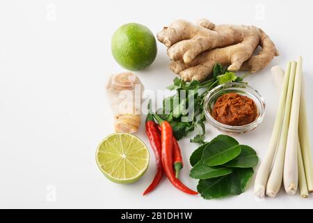 Ensemble d'ingrédients de base de la soupe Tom Yum - pâte Tom Yum, herbe de citron, piments, racine de galanga, gingembre et feuilles de citron vert kaffir. Banque D'Images