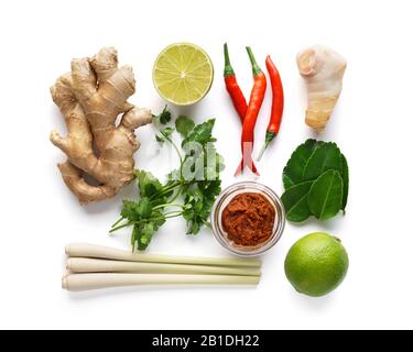 Ensemble d'ingrédients de base de la soupe Tom Yum - herbe de citron, piments, racine de galanga, gingembre, pâte Tom Yam et feuilles de citron vert kaffir. Isolé sur blanc. Banque D'Images