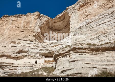 Grotte primitive de peuplement creusée sur le rocher de montagne. Alcalá Jucar Banque D'Images