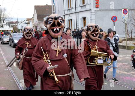 Participant vêtu de moines au carnaval d'Allschwil, Bâle landschaft, Suisse Banque D'Images