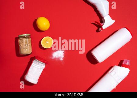 Nettoyants naturels écologiques, produits de nettoyage contre les bouteilles de détergent chimique. Disposition des outils de nettoyage par rapport au soda de renfort, au citron, à la poudre de moutarde. Banque D'Images