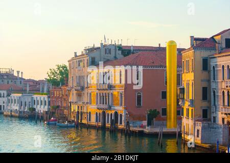 Aube et lever du soleil le long du Grand Canal à venise, italie, tôt le matin d'été Banque D'Images