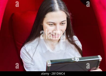 Jeune fille regarde dans le miroir et sourires. Dentisterie dents blanches Banque D'Images