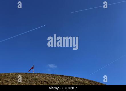 Contrailles induites par les avions contre le ciel bleu. Banque D'Images