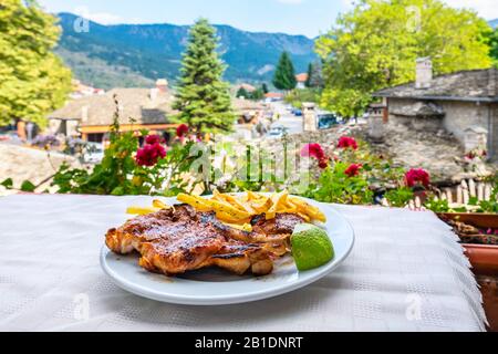 Plat de bœuf traditionnel grec grillé avec pommes de terre. Metsovo, Épire, Grèce Du Nord Banque D'Images