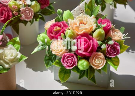 Savon fait main sous forme de belles fleurs dans une boîte. Banque D'Images