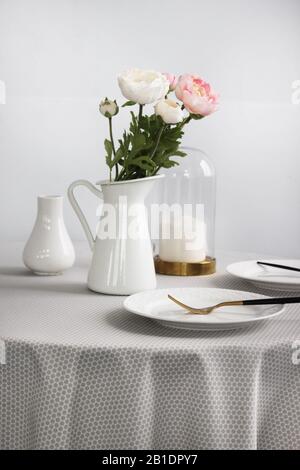 cuillère sur une nappe grise avec de grandes gouttes d'eau. vue du dessus. Banque D'Images