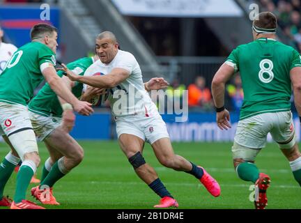 Twickenham, Angleterre, 23 février, Guinness Six Nations, International Rugby, Jonathan JOSEPH, se dirige vers Jonathan SEXTON, et Conor MURRAY, pendant l'Angleterre contre l'Irlande, stade RFU, Royaume-Uni, [crédit obligatoire; Peter SPURRIER/Intersport Images] Banque D'Images