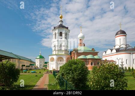 Sur le territoire du monastère de Nikolo-Peshnoshsky dans le village de Lugovoi, district de Dmitrovsky, région de Moscou. Le monastère a été fondé en 1361. Banque D'Images