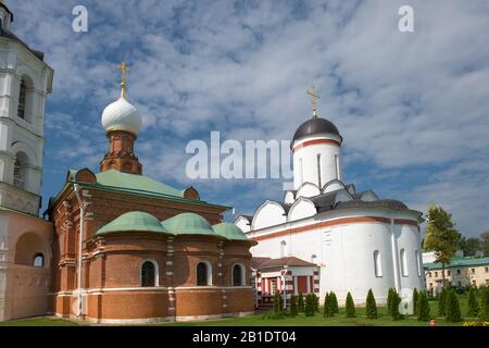 Cathédrale Saint-Nicolas (XVIe siècle), église Saint-Sergius de Radonezh (1900) dans le monastère de Nikolo-Peshnoshsky. Banque D'Images