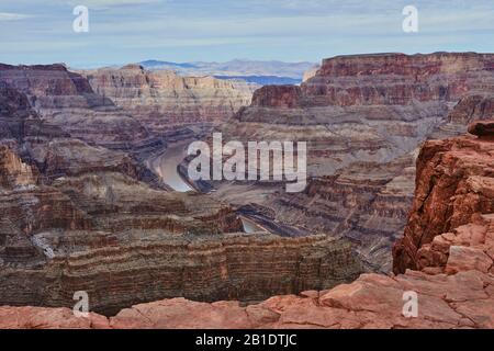 Grand Canyon, États-Unis, plateau ouest avec le fleuve Colorado en bas Banque D'Images