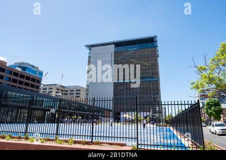 Sydney, Australie nouvelle école secondaire Arthur Phillip de plusieurs étages à Parramatta qui a ouvert ses portes en 2020, Sydney occidental, Australie Banque D'Images