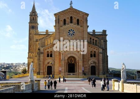 Pèlerins visitant la cathédrale de Ta' Pinu à Gozo, Malte Banque D'Images