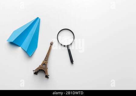 avions en papier sur fond de couleur pastel. concept d'enfance, de liberté et de diversité Banque D'Images