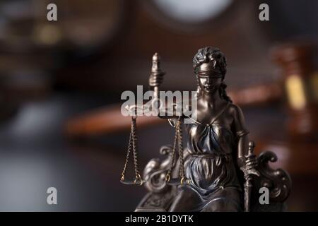 Bureau des avocats. Statue de THEMIS, gavel et livres juridiques sur le bureau d'avocat. Banque D'Images