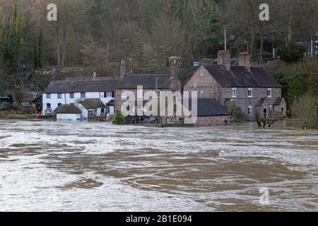 Les propriétés du site du patrimoine mondial d'Ironbridge gorge dans le Shropshire, en Angleterre, sont de nouveau inondées, alors que la rivière Severn éclate ses rives. Les niveaux de la rivière devraient dépasser les sommets précédents et rester élevés pendant quelques jours. Banque D'Images