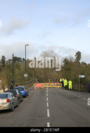 Le pont Bewdley est fermé à la circulation en raison de l'inondation de la rivière Severn. Banque D'Images