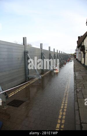 Barrières de défense contre les inondations sur la rivière Severn à Bewdley, Worcestershire, Angleterre, Royaume-Uni. Banque D'Images