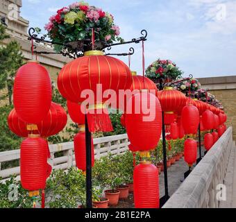 Kaohsiung, TAIWAN -- 25 JANVIER 2020: Pour célébrer l'année chinoise, le complexe bouddhiste Fo Guang Shan est décoré de lanternes rouges et de fleurs. Banque D'Images