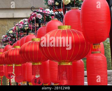 Kaohsiung, TAIWAN -- 25 JANVIER 2020: Pour célébrer l'année chinoise, le complexe bouddhiste Fo Guang Shan est décoré de lanternes rouges et de fleurs. E Banque D'Images