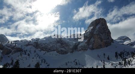 Massif de montagne le long de la piste de ski Banque D'Images