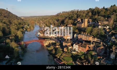 Ironbridge, Shropshire, Royaume-Uni. 25 février 2020. Ironbridge 26 février 2020 Rivière Severn en inondation dans Ironbridge Shropshire Royaume-Uni. Les barrières de défense contre les inondations de l'Agence de l'environnement défendent les propriétés du Wharfage, mais les prévisions sont que la rivière va dépasser les barrières plus tard aujourd'hui. Crédit: David Bagnall/Alay Live News Banque D'Images