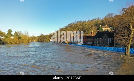 Ironbridge, Shropshire, Royaume-Uni. 25 février 2020. Ironbridge 26 février 2020 Rivière Severn en inondation dans Ironbridge Shropshire Royaume-Uni. Les barrières de défense contre les inondations de l'Agence de l'environnement défendent les propriétés du Wharfage, mais les prévisions sont que la rivière va dépasser les barrières plus tard aujourd'hui. Crédit: David Bagnall/Alay Live News Banque D'Images