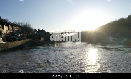 Ironbridge, Shropshire, Royaume-Uni. 25 février 2020. Ironbridge 26 février 2020 Rivière Severn en inondation dans Ironbridge Shropshire Royaume-Uni. Les barrières de défense contre les inondations de l'Agence de l'environnement défendent les propriétés du Wharfage, mais les prévisions sont que la rivière va dépasser les barrières plus tard aujourd'hui. Crédit: David Bagnall/Alay Live News Banque D'Images