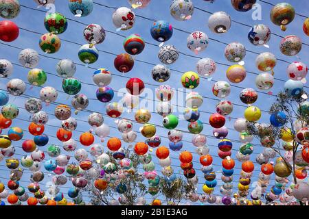 Kaohsiung, TAIWAN -- 25 JANVIER 2020: Pour célébrer la nouvelle année chinoise, le monastère bouddhiste Fo Guang Shan a mis en place des lanternes festives colorées. Banque D'Images
