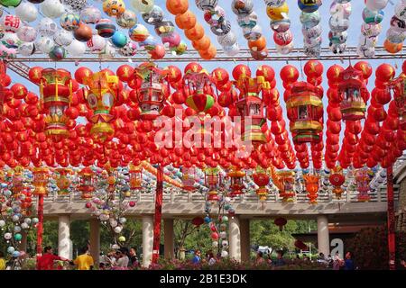 Kaohsiung, TAIWAN -- 25 JANVIER 2020: Pour célébrer la nouvelle année chinoise, le monastère bouddhiste Fo Guang Shan a mis en place des lanternes festives colorées. Banque D'Images