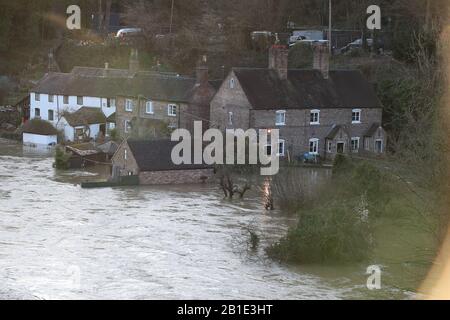Vue générale de l'Ironbridge, des inondations à Ironbridge, dans le Shropshire, puisque la rivière Severn reste élevée, avec des avertissements d'inondations supplémentaires à travers le Royaume-Uni. Voir l'histoire de PA MÉTÉO Storm. Crédit photo devrait lire: Nick Potts/PA Wire Banque D'Images