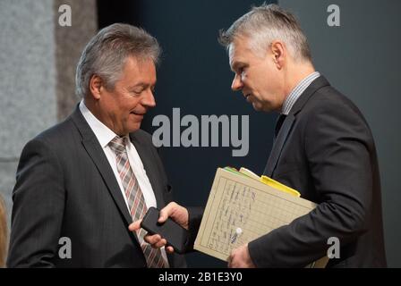 25 février 2020, Basse-Saxe, Hanovre: Bernhard Witthaut (l), Président de l'Office pour la protection de la Constitution de Basse-Saxe, et Axel Brockmann, Président du siège de la police d'État de Basse-Saxe, se trouvent au Parlement d'État de Basse-Saxe. Photo : Julian Stratenschulte/Dpa Banque D'Images