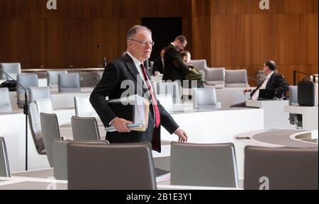 25 février 2020, Basse-Saxe, Hanovre: Stephan Weil (SPD), Premier ministre de Basse-Saxe, vient au parlement de l'État de Basse-Saxe. Photo : Julian Stratenschulte/Dpa Banque D'Images