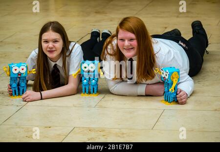 National Museum of Scotland, Édimbourg, Écosse, Royaume-Uni. 25 février 2020. Carrières Hive : un événement gratuit d'éducation à la carrière de Edinburgh Science Learning pour les élèves du 24 au 29 février 2020 et une journée publique du samedi. Les élèves bénéficient d'activités pratiques et de discussions avec les jeunes professionnels DE LA TIGE pour réfléchir à leur future carrière. Cette année, plus de 3500 élèves de 40 écoles de toute l'Ecosse seront présents. Robyn & Hannah, élèves de la Deans Community High School, Livingston, avec Marty the robot, un robot programmable par robotique Banque D'Images