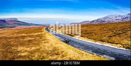 Antenne de la route R251 près du mont Errigal, la plus haute montagne de Donegal - Irlande. Banque D'Images