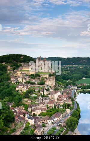 Vue sur le Château Beynac et la Dordogne talen à partir d'un ballon d'air chaud Dordogne France Banque D'Images
