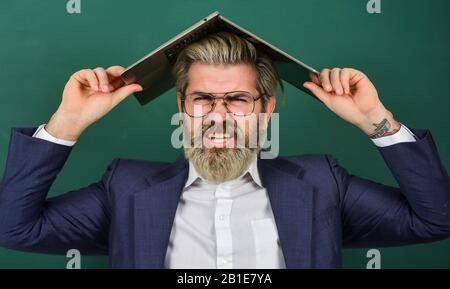 Folie en ligne. Fournir des informations à jour précises. L'enseignant tient un ordinateur portable surfer sur Internet. Homme barbu portable sur la tête. Informations intéressantes. Sauvetage scolaire. Beaucoup d'informations. Homeschooling. Banque D'Images