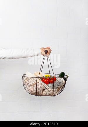 La femme garde le dos avec des légumes frais et des fuits dans des sacs textiles Banque D'Images