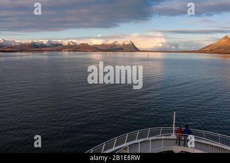 En approchant le village de Risøyhamn par l'étroite chaîne de Risøyrenna, entre Andøya et Hinnøya, Andøy, Nordland, Norvège. MODÈLE PUBLIÉ Banque D'Images