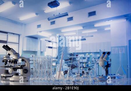 Laboratoire scientifique. Béchers, tubes à essai et microscope sur table en verre en laboratoire. Banque D'Images