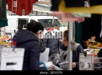 Milan, Italie. 25 février 2020. Milan, CORONAVIRUS en Lombardie. Via Fauchè marché - Sur la photo: Personnes avec masque crédit: Agence de photo indépendante/Alay Live News Banque D'Images