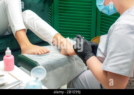 Femme recevant un soin de pédicure sur pieds dans le salon de spa. Banque D'Images