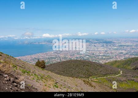 Vue Aérienne De La Ville De Naples Depuis Le Volcan Vésuve. Banque D'Images