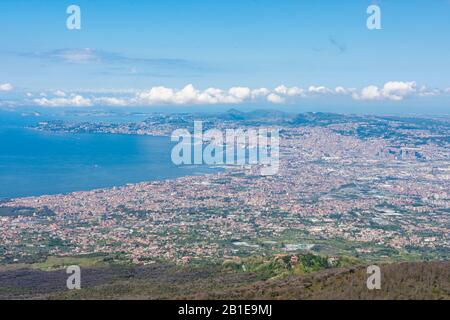 Vue Aérienne De La Ville De Naples Depuis Le Volcan Vésuve. Banque D'Images