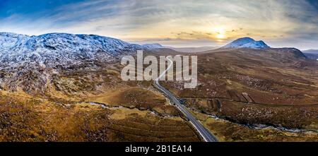 Antenne de la route R251 près du mont Errigal, la plus haute montagne de Donegal - Irlande. Banque D'Images