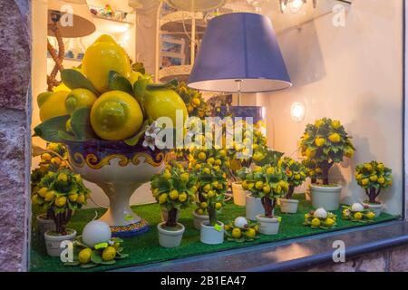 Boutique de cadeaux en céramique locale. Céramique sous forme de citrons célèbres de Sorento. Souvenirs céramiques traditionnels à vendre. Banque D'Images