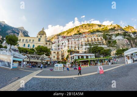 Vue fantastique sur la ville de Positano et la mer au coucher du soleil. Banque D'Images