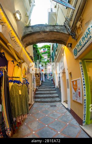 Boutiques dans une rue de Positano. Boutique de vêtements Banque D'Images