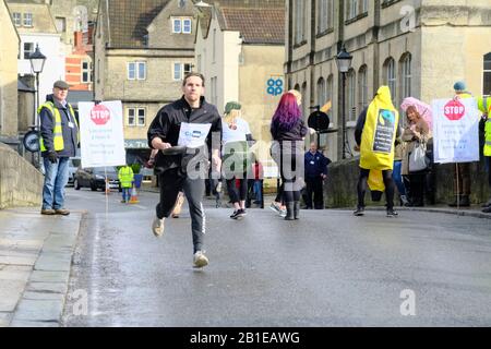 Bradford-on-Avon, Wiltshire, Royaume-Uni. 25 février 2020. La confusion comme sur le concurrent pense que le lancer à mi-chemin est la ligne d'arrivée !La course traditionnelle de jour de Pancake a lieu au-dessus du pont de la ville chaque mardi de Shrove. Chaque candidat se rend sur le pont, lance sa crêpe et retourne à la ligne d'arrivée. Crédit: M. Standfast/Alay Live News Crédit: M. Standfast/Alay Live News Banque D'Images