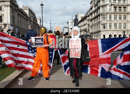 Les manifestants avec drapeaux au rassemblement Don'Extrader Assange au Parlement Sq, en protestation contre l'extradition du fondateur de WikiLeaks Julian Assange aux États-Unis. Banque D'Images